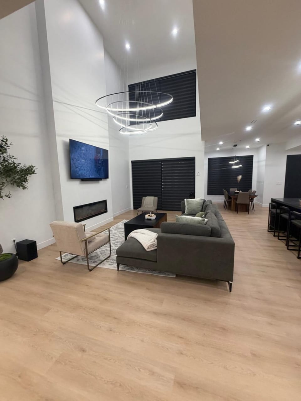 Downtown Luxe Stay - High River Villa in High River