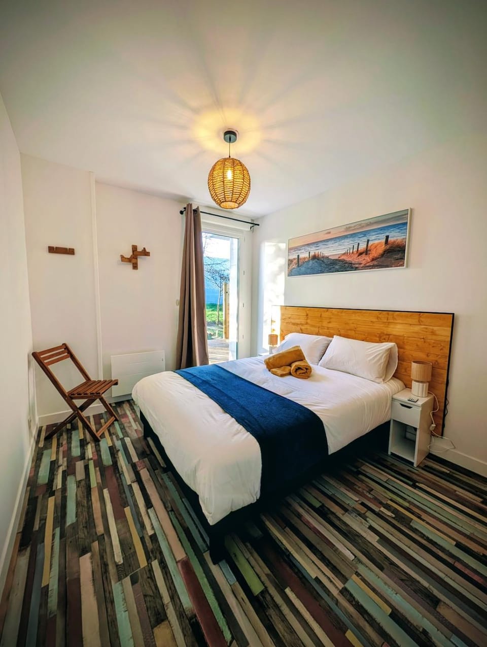 Photo of the whole room, Bedroom