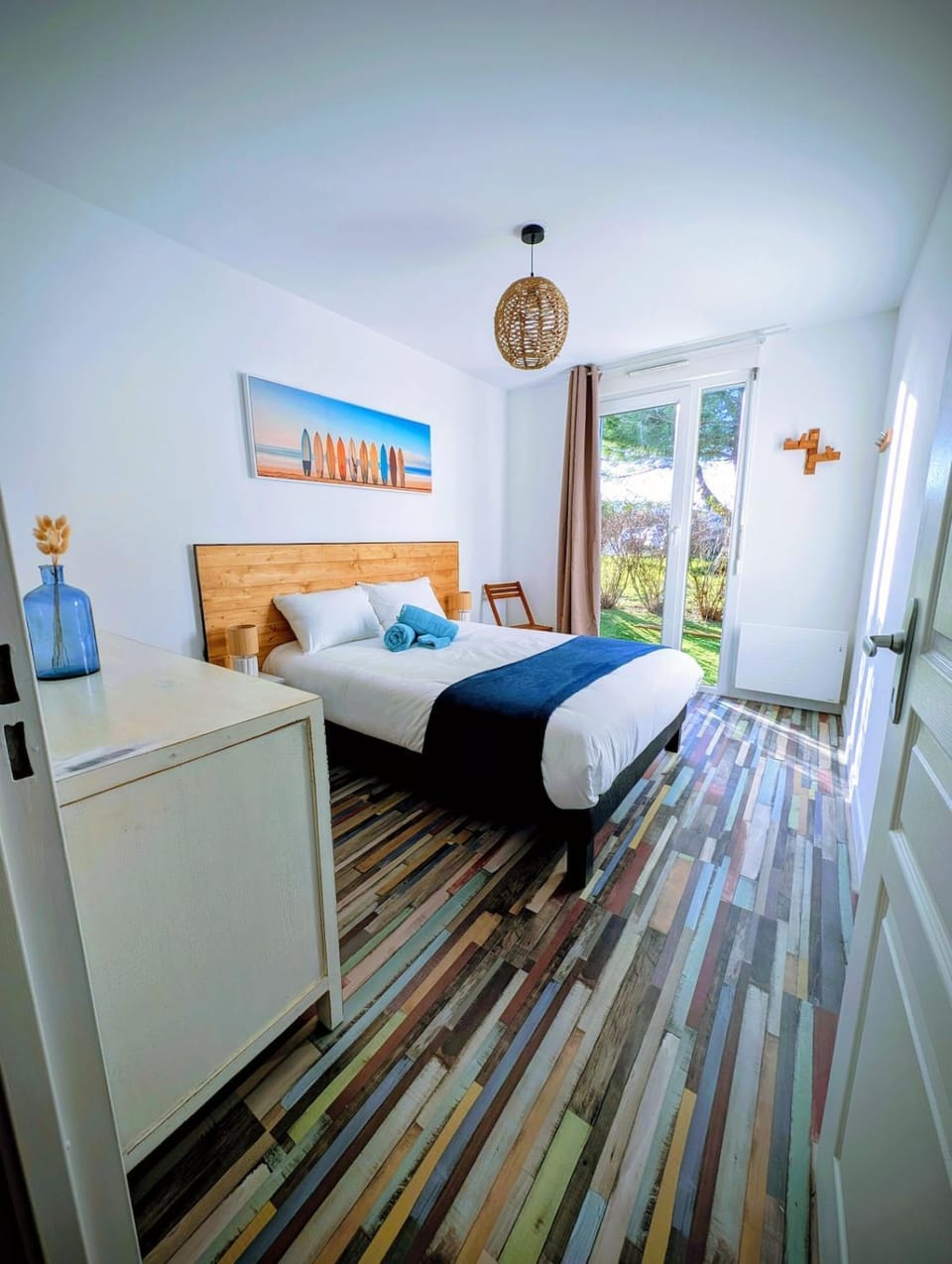 Bed, Photo of the whole room, Bedroom