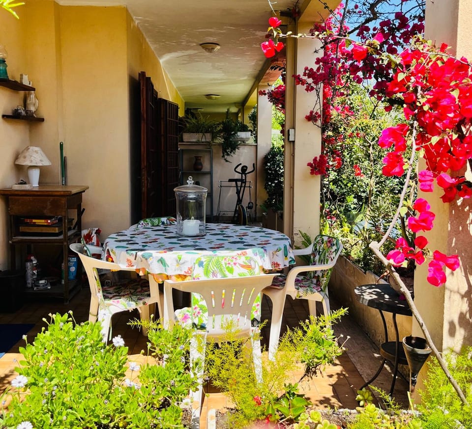 Patio, Communal lounge/ TV room, Spring, Garden, Balcony/Terrace, Dining area, Garden view