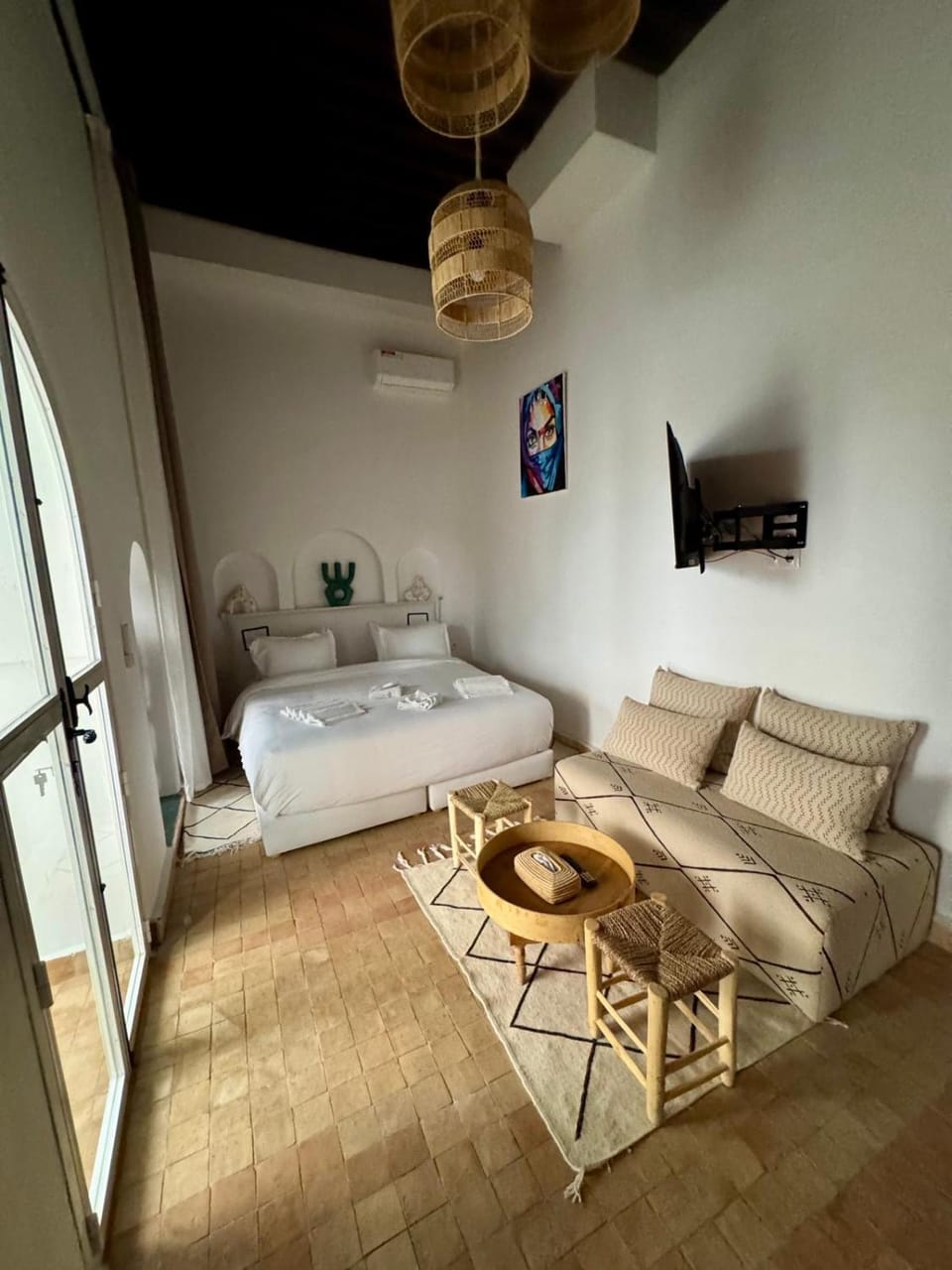 Photo of the whole room, Seating area
