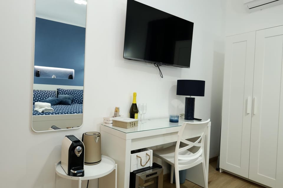 TV and multimedia, Coffee/tea facilities, Bedroom, minibar