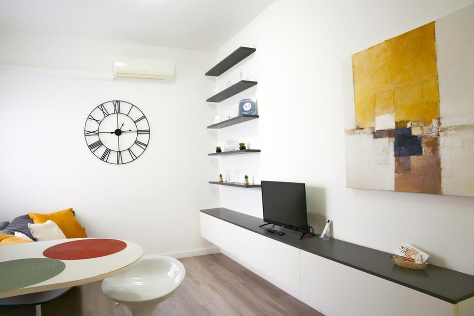 TV and multimedia, Living room, Seating area, Evening entertainment, air conditioner