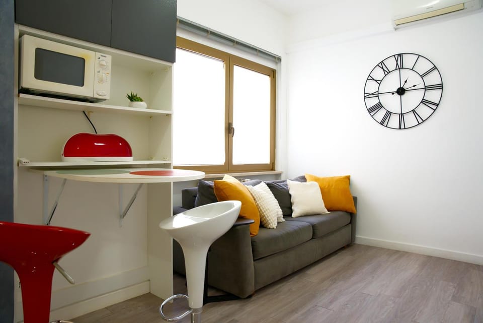 TV and multimedia, Living room, Seating area, air conditioner