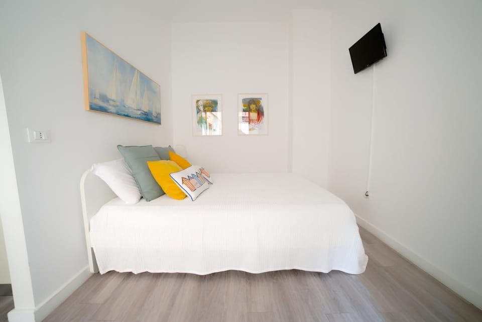 Bed, TV and multimedia, Bedroom