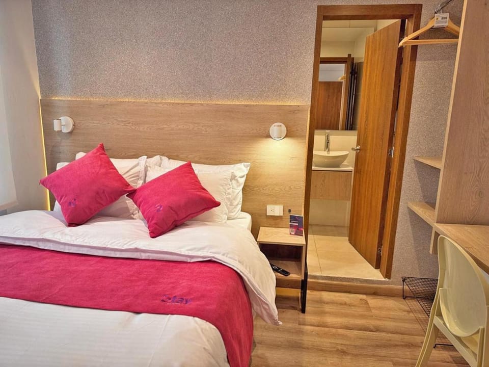 Bed, Photo of the whole room, Bedroom, internet, wardrobe