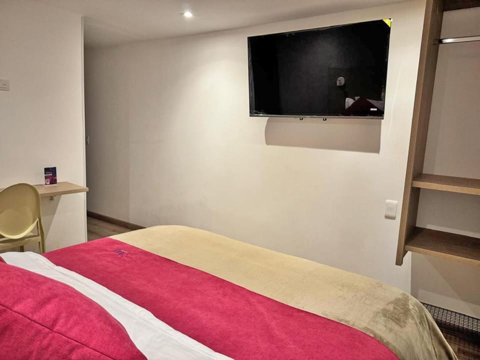Bed, TV and multimedia, Photo of the whole room, Bedroom