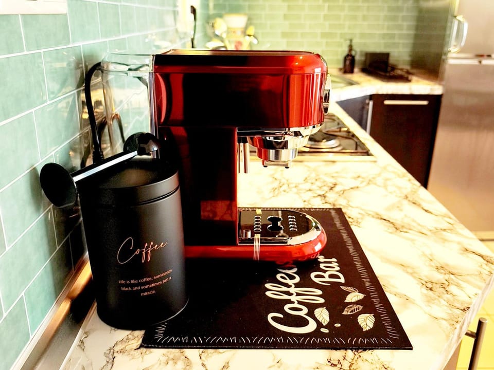 Coffee/tea facilities, Kitchen or kitchenette, stove, toaster