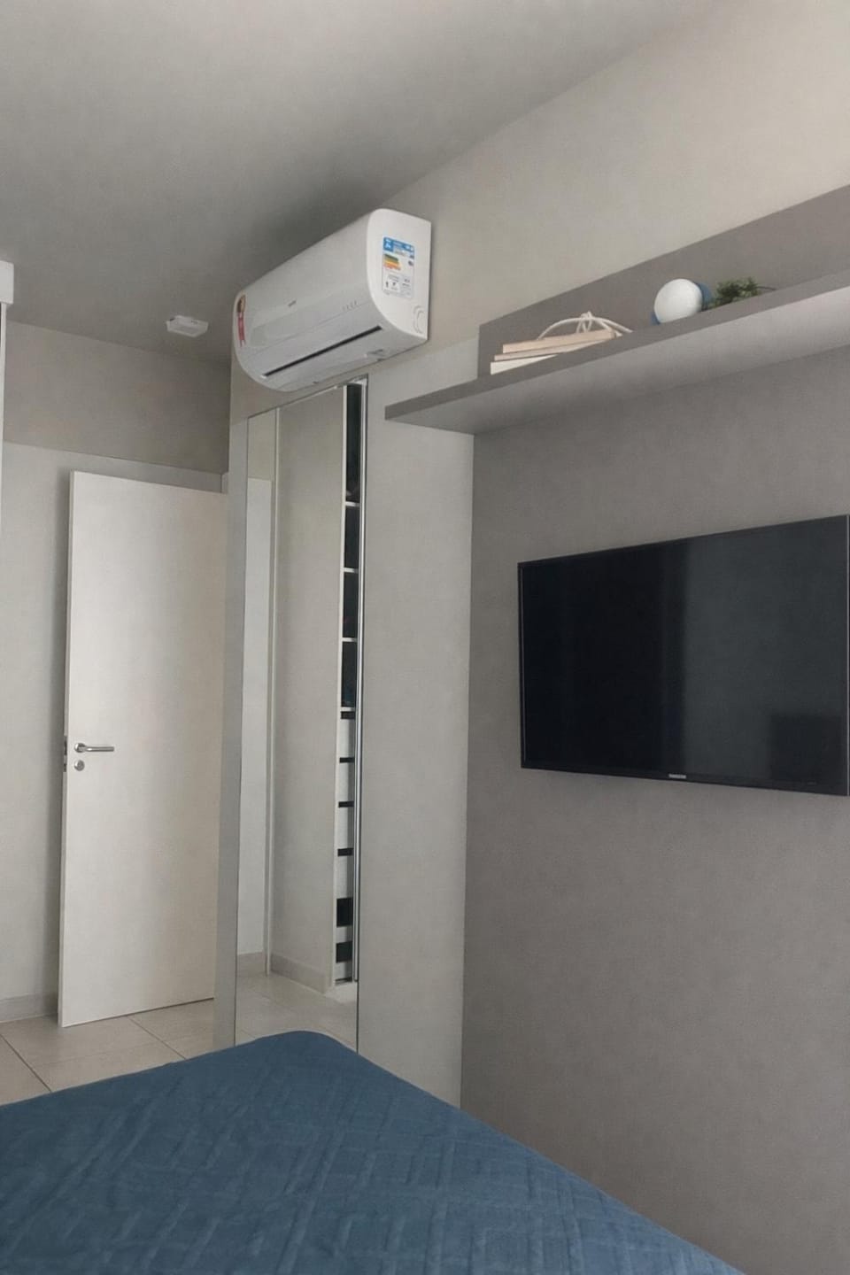Bed, TV and multimedia, air conditioner
