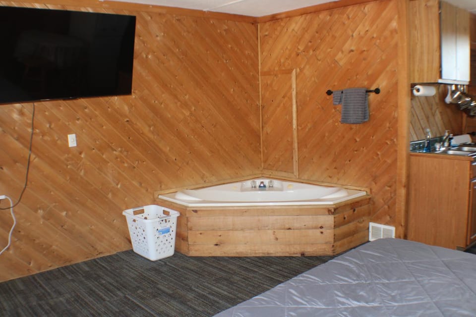 Hot Tub, Bath