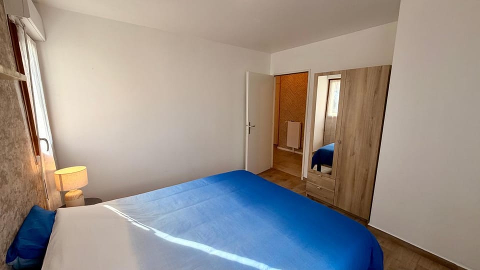 Bedroom, heating, wardrobe