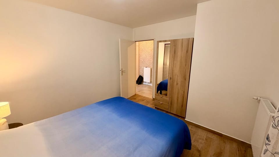 Bedroom, heating, wardrobe