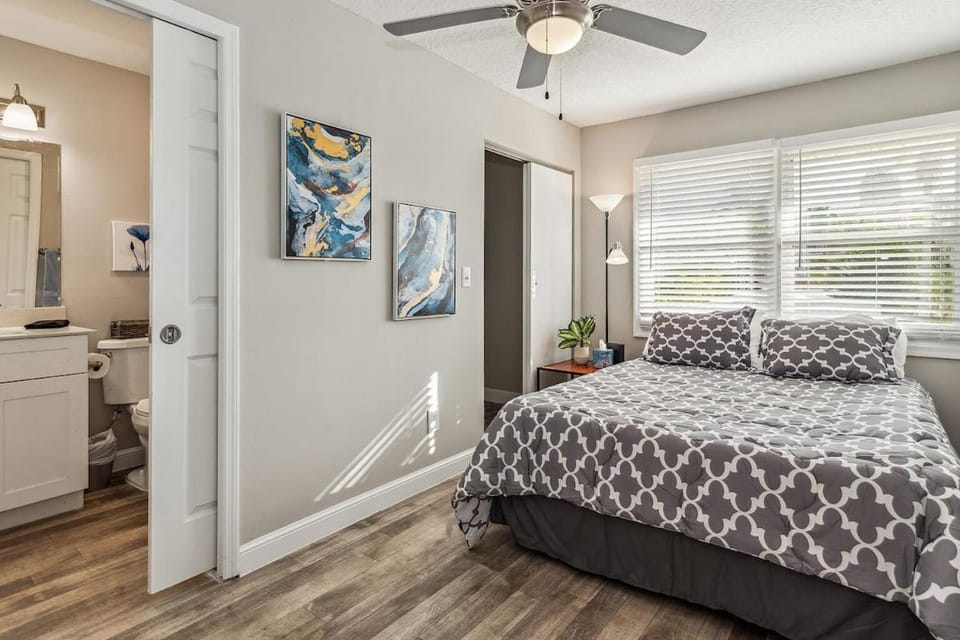 2 Bed 2 bath beach and pool unit Apartment in Riviera Beach