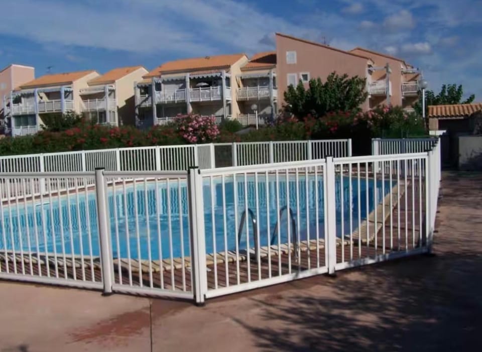 Property building, Day, Swimming pool