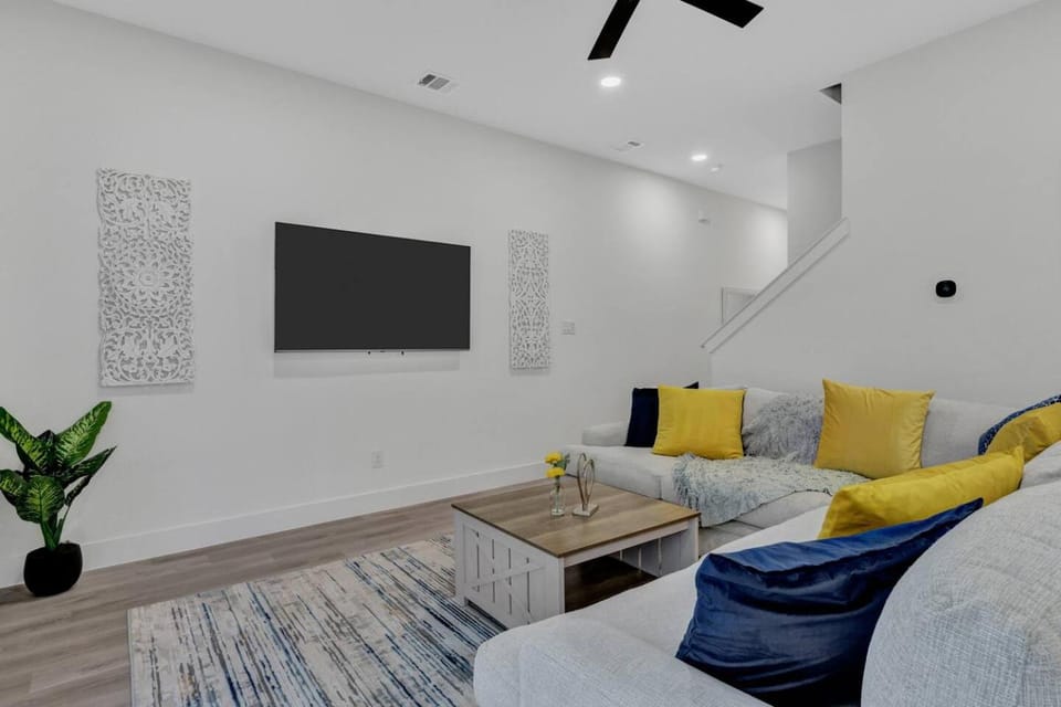 Bright Dallas 3BR | Rooftop, Garage, Backyard House in Dallas