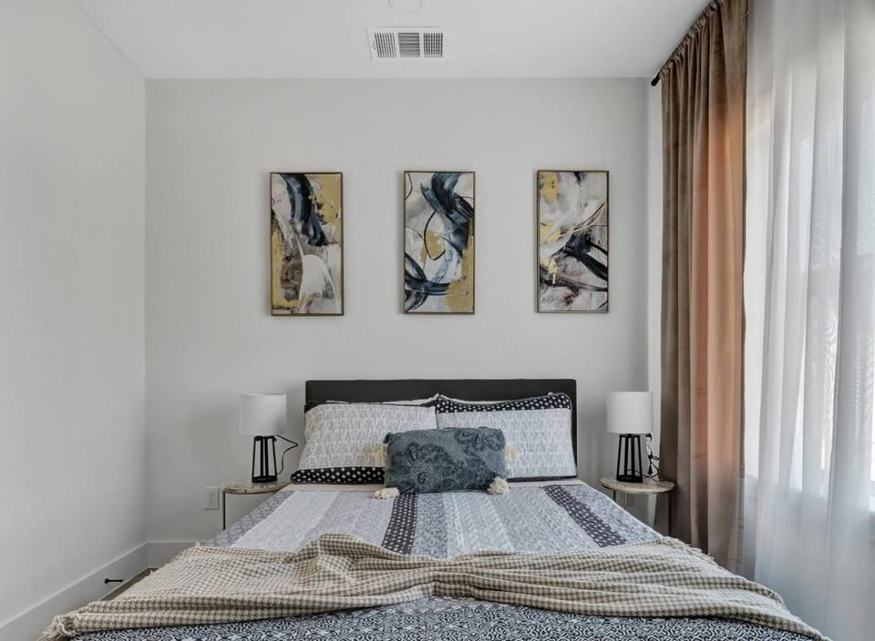 Bright Dallas 3BR | Rooftop, Garage, Backyard House in Dallas