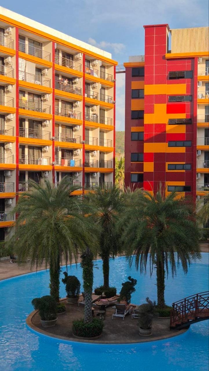 Property building, Day, Pool view, Swimming pool, sunbed