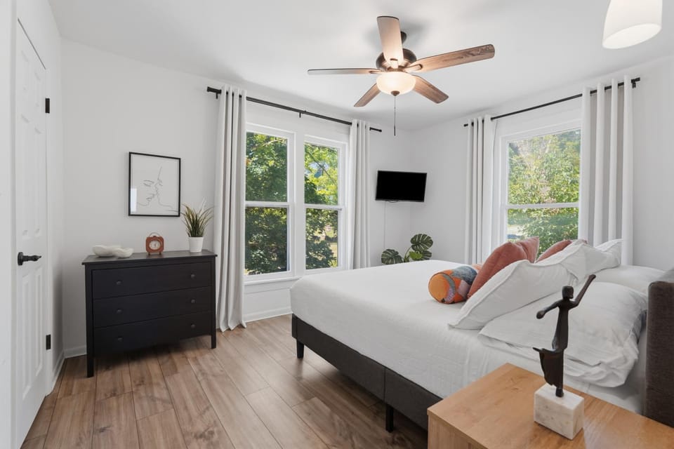 Bed, TV and multimedia, View (from property/room), Bedroom