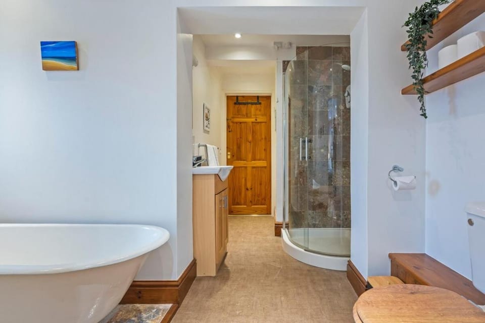 #110 Charming Country Stay at Brook Farm, Somerset-Sleeps 15 - 6 mins to Frome Museum - "Perfect for Contractors and Families - Free Parking" House in Mendip District