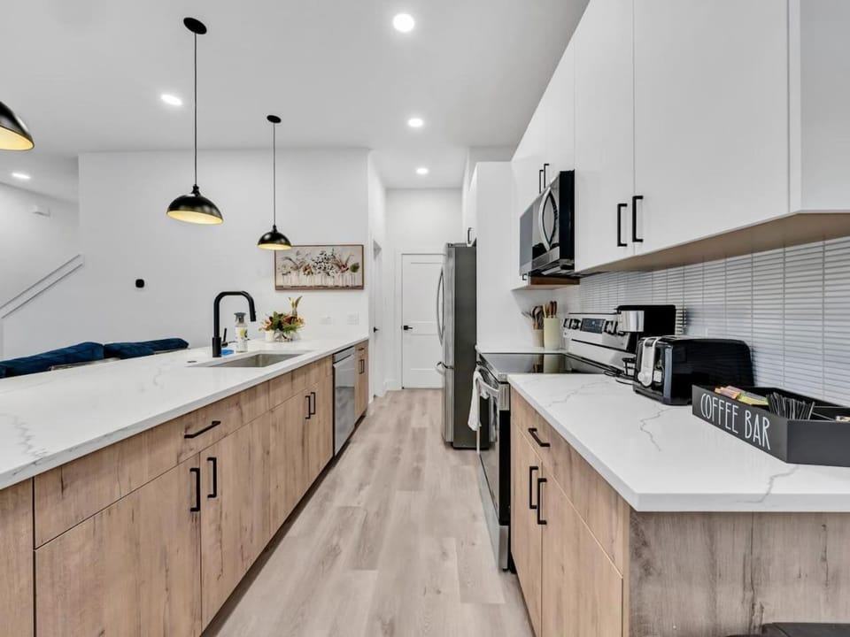 Coffee/tea facilities, Kitchen or kitchenette, dishwasher, oven, stove, toaster