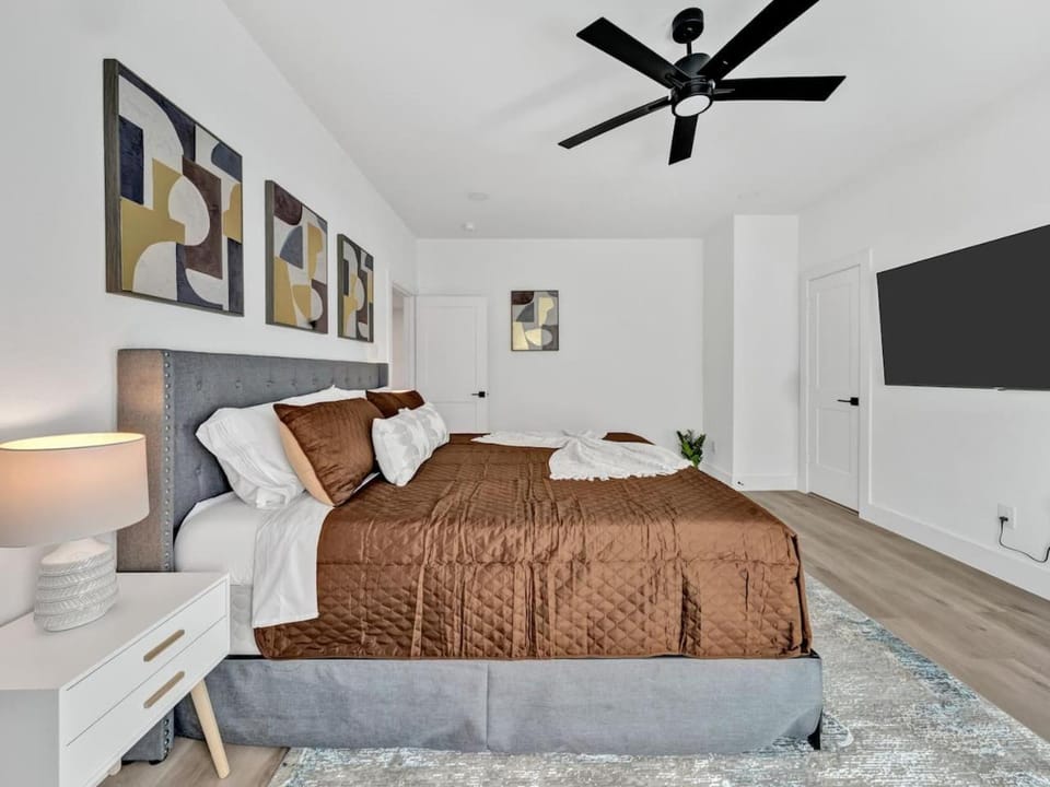 Bed, TV and multimedia, Bedroom