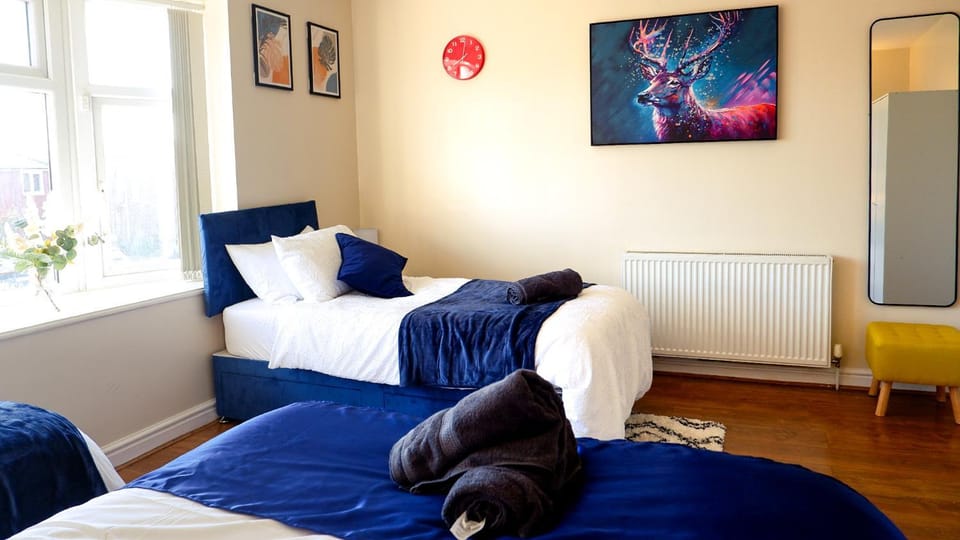 Near Uni and Hospital - Long Stays - Fast Wi-Fi - 15 Mins to City Apartment in Manchester