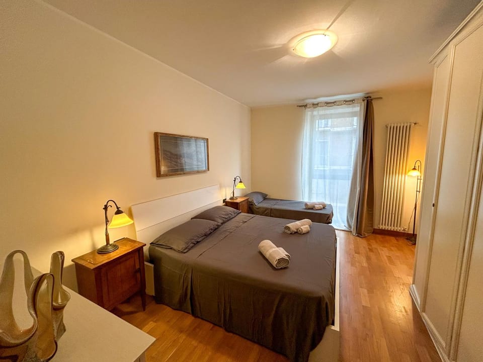 Bed, TV and multimedia, Photo of the whole room, Bedroom, towels