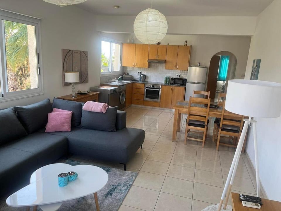 Two BR, Pool, Smart TV, Wi-Fi, Dishwasher & Washer Apartment in Peyia