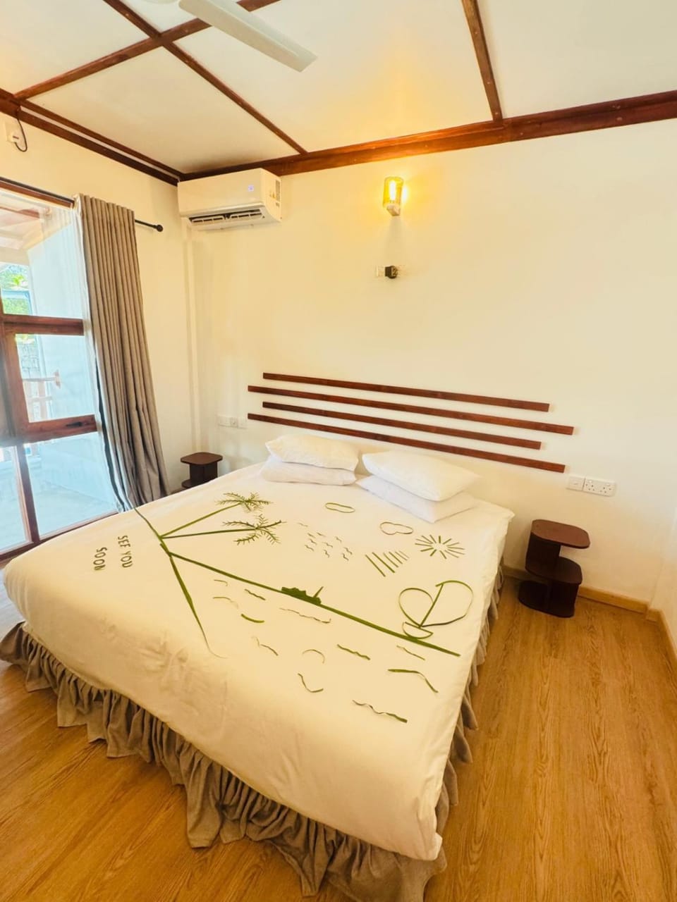 Bed, Photo of the whole room, Bedroom, air conditioner