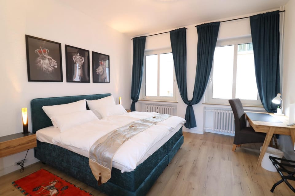 Bed, Photo of the whole room, Seating area, Bedroom, internet