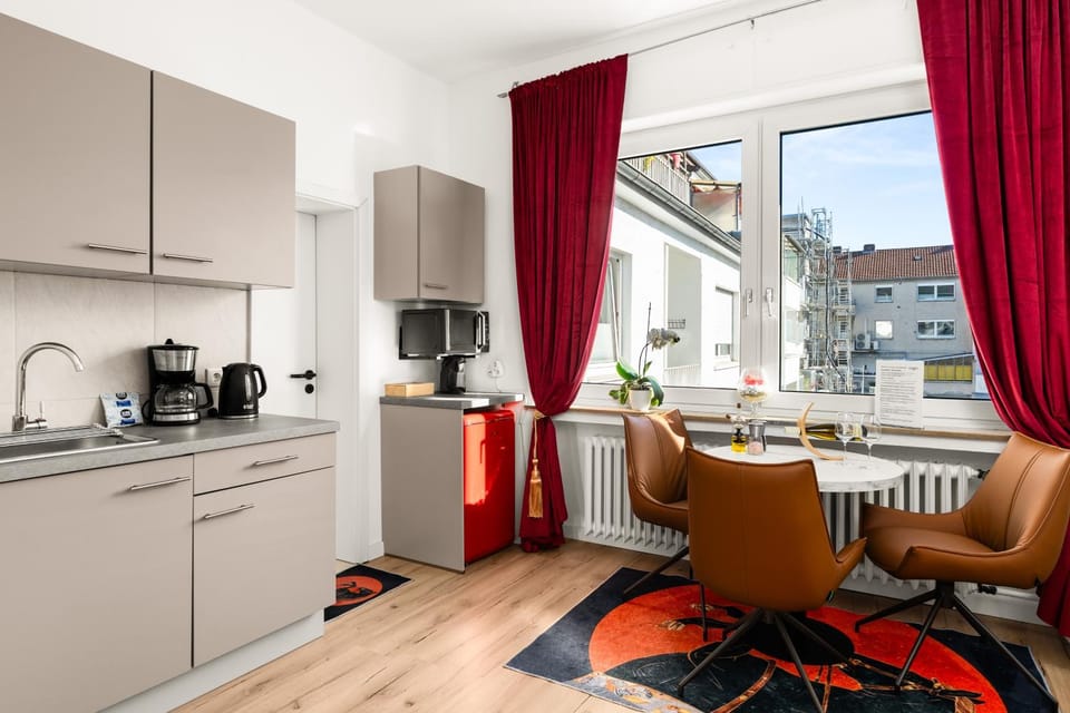 Coffee/tea facilities, Kitchen or kitchenette, Living room, Seating area, Dining area, stove, toaster