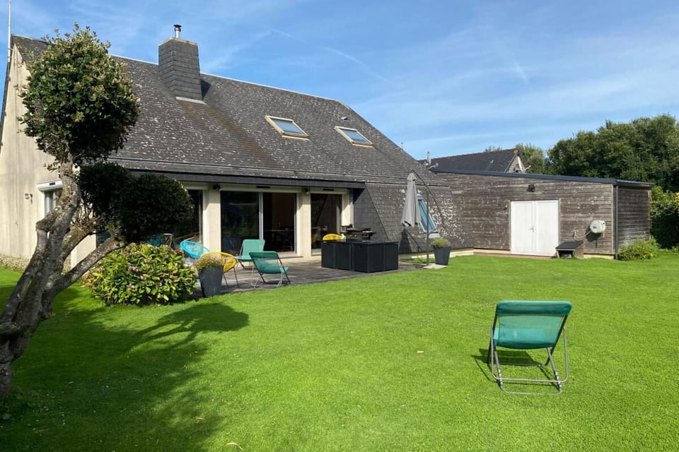 Property building, Spring, Day, Garden, Garden view, sunbed