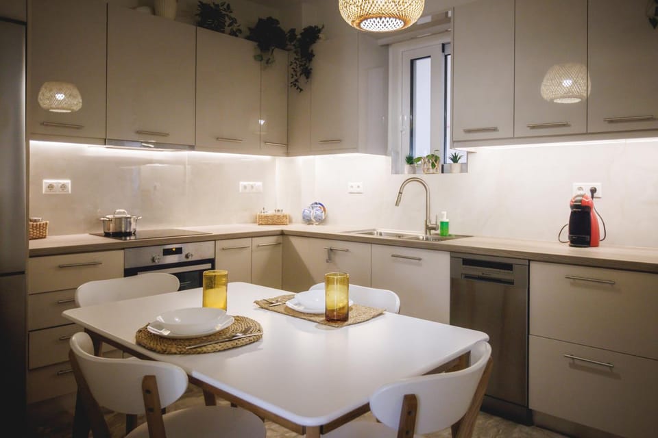 Coffee/tea facilities, Kitchen or kitchenette, Dining area, dishwasher, microwave, minibar, stove