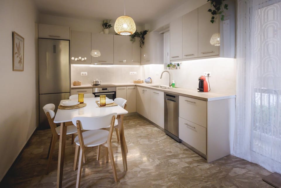Coffee/tea facilities, Kitchen or kitchenette, Dining area, dishwasher, oven, stove