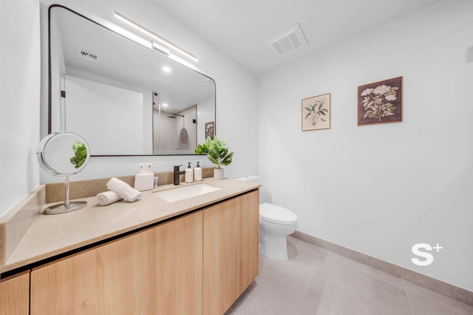 Toilet, Bathroom, towels