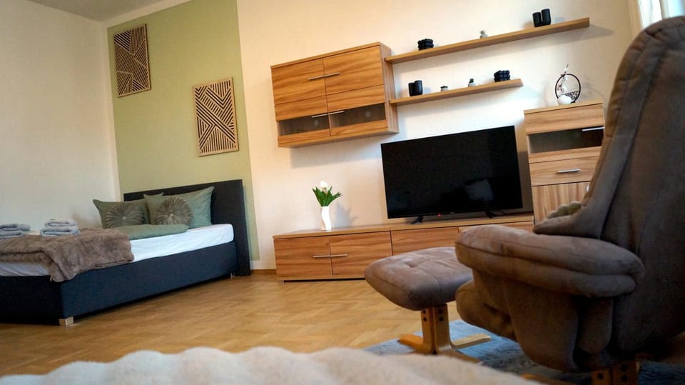 Bed, TV and multimedia, Living room