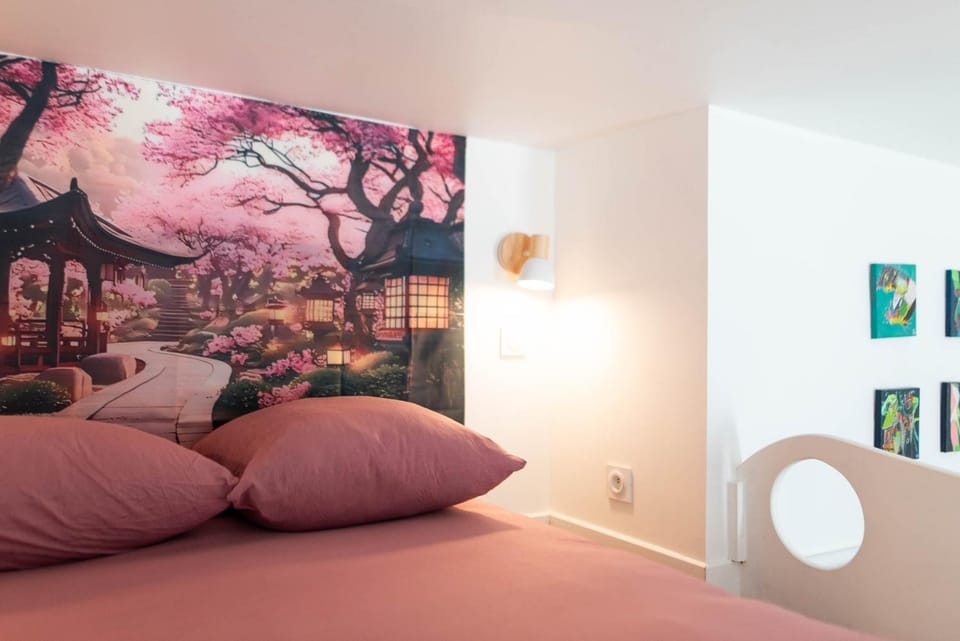 Bed, Photo of the whole room, Decorative detail, Bedroom