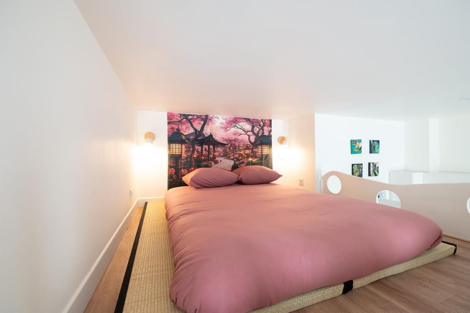 Bed, Photo of the whole room, Decorative detail, Bedroom
