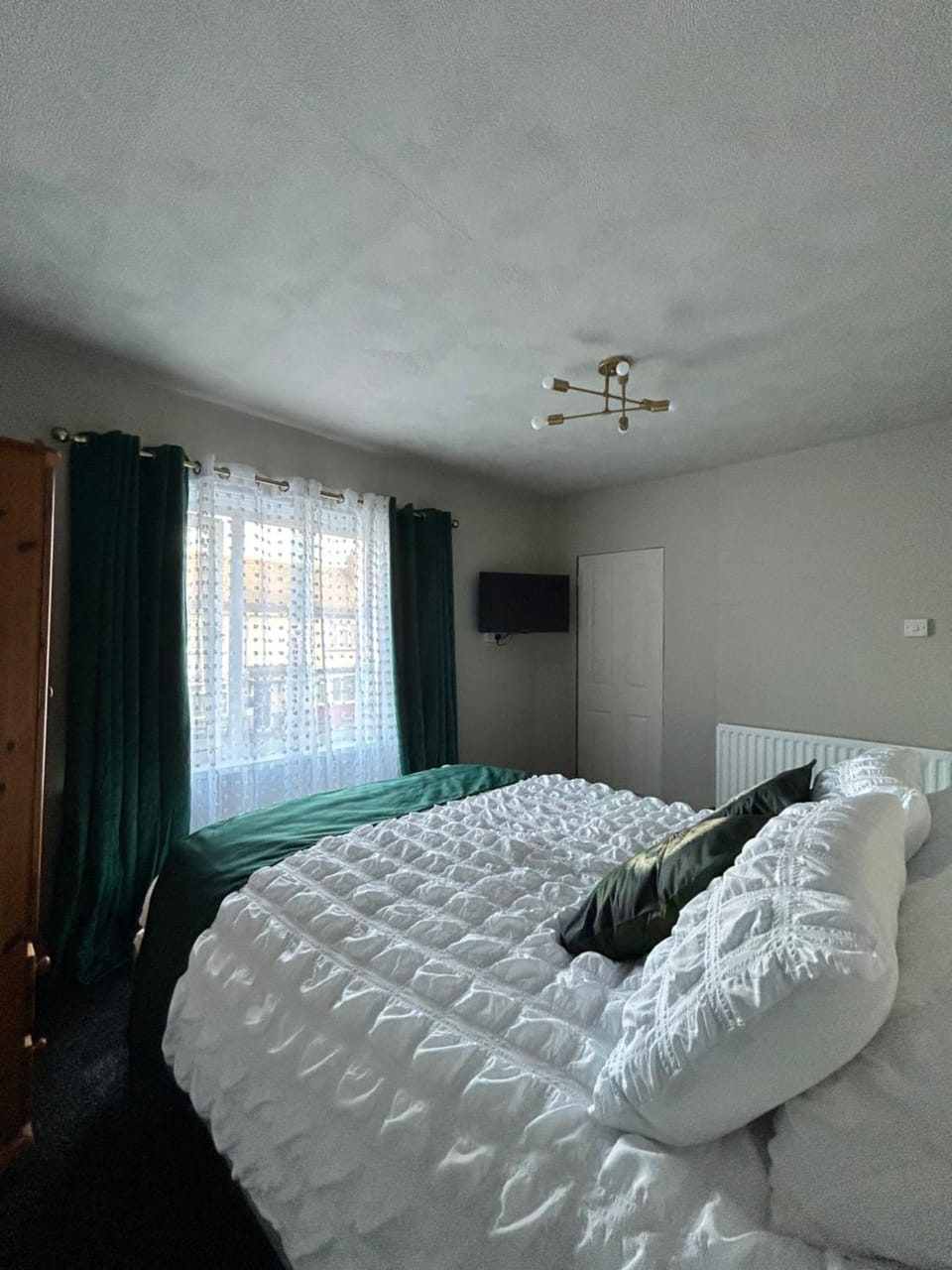Bed, TV and multimedia, Photo of the whole room, Bedroom