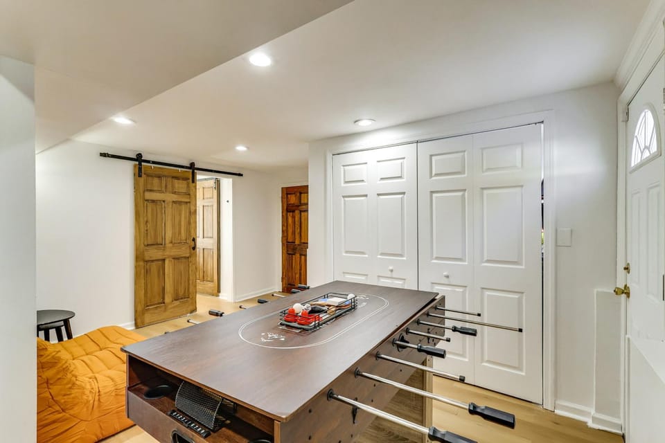 26 Mi to MetLife & NYC: 1 mi to Train House in New Jersey