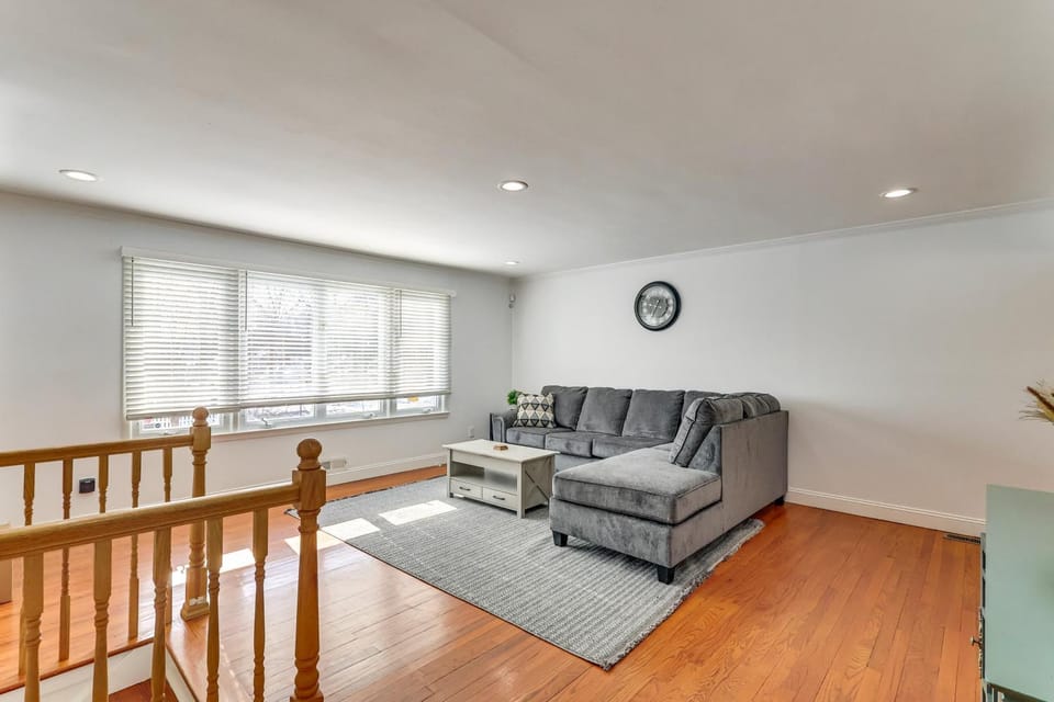26 Mi to MetLife & NYC: 1 mi to Train House in New Jersey