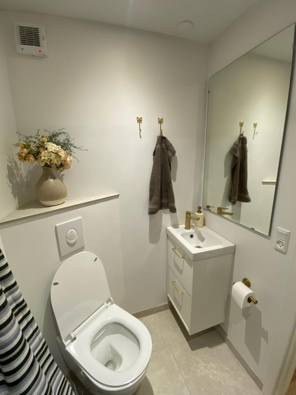 Shower, Toilet, Bathroom, towels