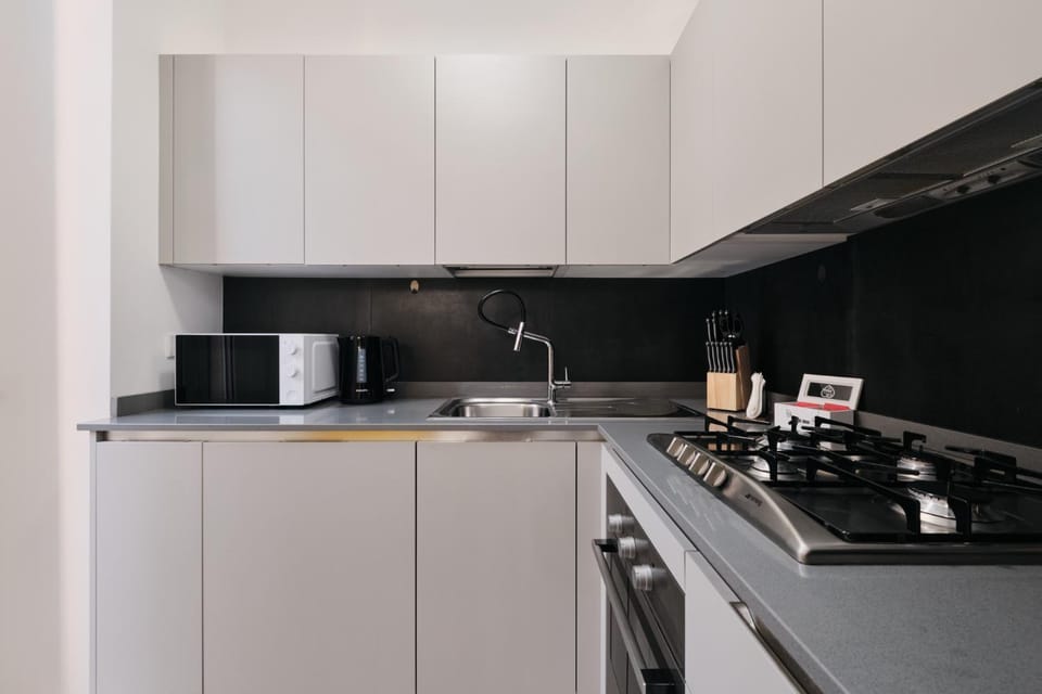 Coffee/tea facilities, Kitchen or kitchenette, microwave, oven, stove, toaster, kitchen