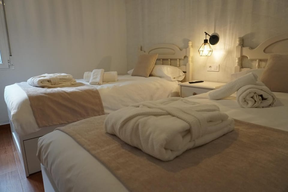 Bed, TV and multimedia, Photo of the whole room, heating, towels, wardrobe, air conditioner