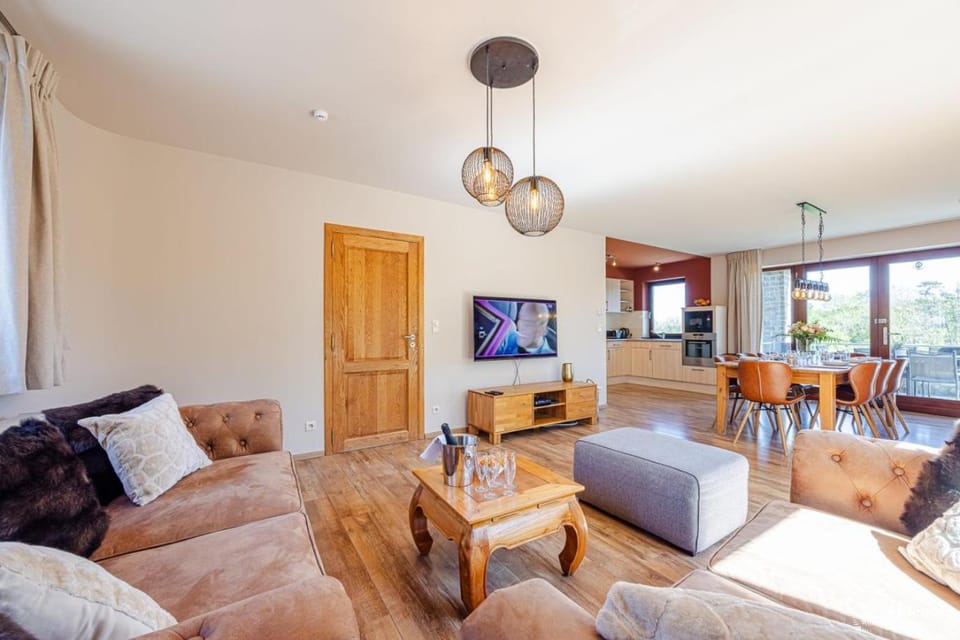 TV and multimedia, Living room, Seating area, Dining area
