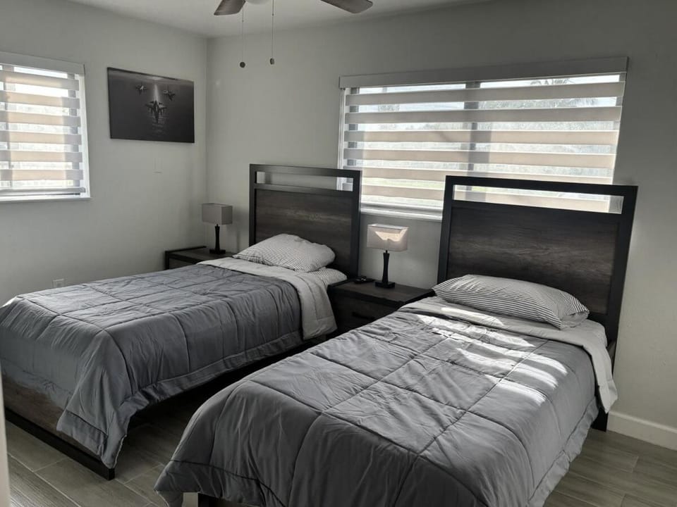 Fully Renovated Modern Home Sleeps 8 FREE parking House in Miami Gardens