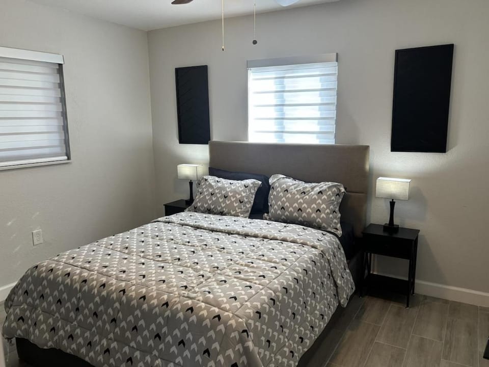 Fully Renovated Modern Home Sleeps 8 FREE parking House in Miami Gardens