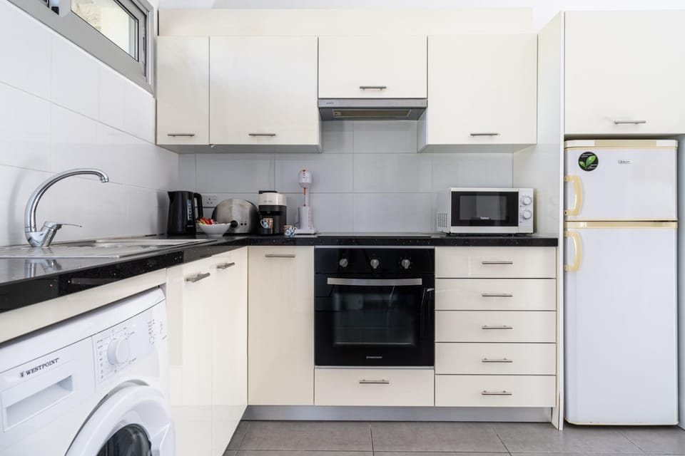 Coffee/tea facilities, Kitchen or kitchenette, oven, stove, toaster, washing machine