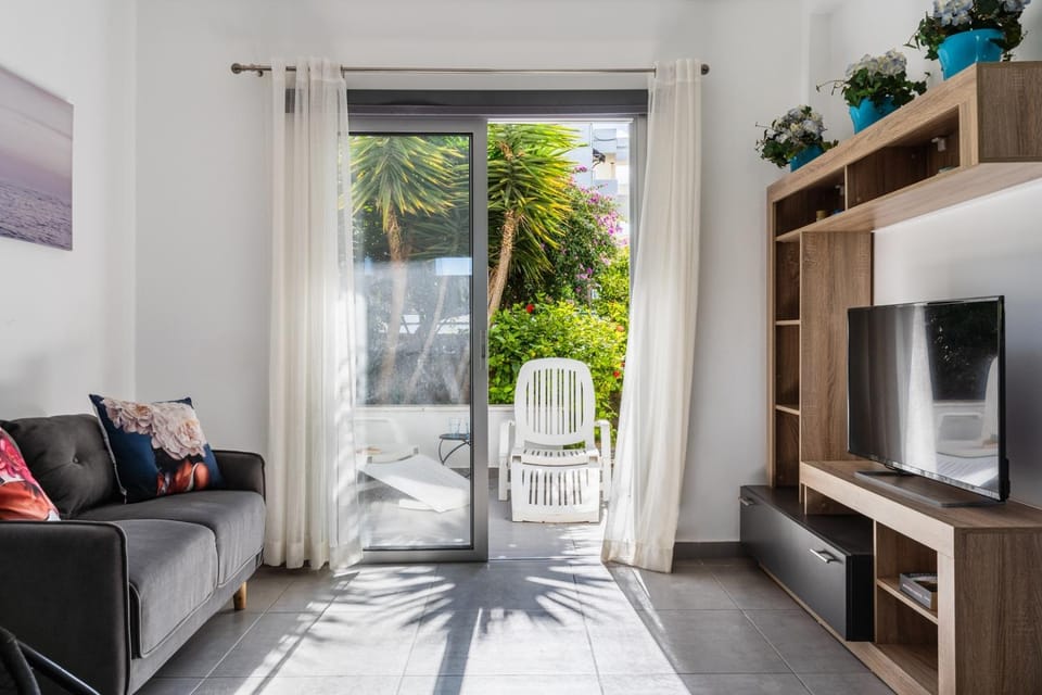 Patio, Day, Garden, View (from property/room), Balcony/Terrace, Living room, Seating area, Garden view
