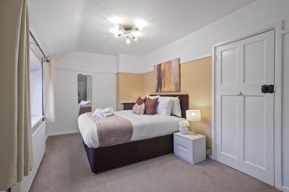 Bed, Photo of the whole room, Bedroom, fireplace, wardrobe